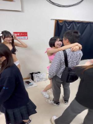 【動画】地下アイドルさん、無料でフリーハグとかいう神イベンツｗｗｗｗｗｗｗｗｗｗｗｗｗｗｗｗｗｗ